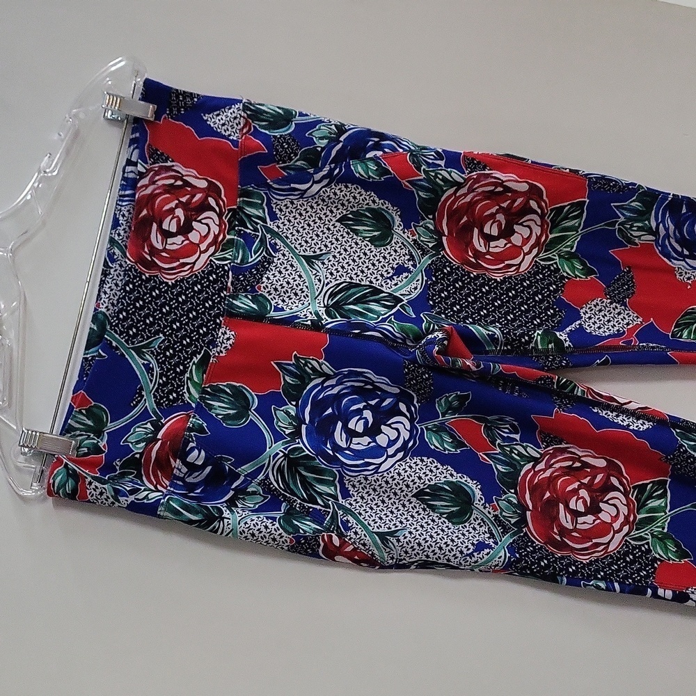 Betsey Johnson Floral Cropped Leggings - Picture 2 of 11